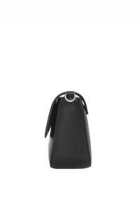 Czarna skórzana torebka o strukturalnym designie, zaostrzonym dnie i górnym uchwycie. Posiada metalowy pierścień do przyczepienia. Gładka tekstura.