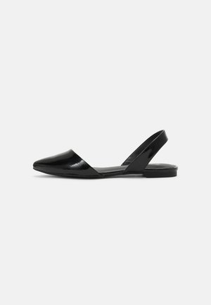 Chaussure plate en cuir verni noir avec bout pointu et bride arrière, design minimaliste sur fond clair uni.