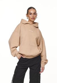 Pegador - CLARITA LOGO HOODIE OVERSIZED - Ikdienas džemperis - washed safari sand/white Miniatūras attēls 1