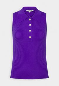 Haut sans manches côtelé de couleur violet vif avec un col classique, cinq boutons métalliques sur le devant, et une silhouette ajustée.