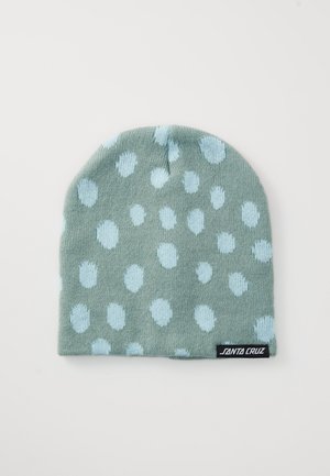 Groene beanie met lichtblauwe stippen. Gemaakt van zacht gebreid materiaal. Heeft een zwart "SANTA CRUZ" label op de rand.