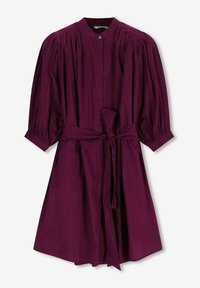 Robe longue violette avec un col haut, fermeture à boutons, manches bouffantes et une ceinture à nouer à la taille. Fabriquée dans un tissu texturé.