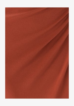 Tessuto rosso con una texture morbida e opaca, caratterizzato da pieghe drappeggiate che creano un movimento e una profondità sottili. Ideale per abbigliamento o tappezzeria.