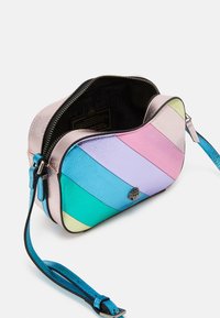 Stribet skuldertaske med metallisk læder i pink, blå, grøn og lavendel. Har lynlås og en justerbar blå rem. Indersiden er sort.