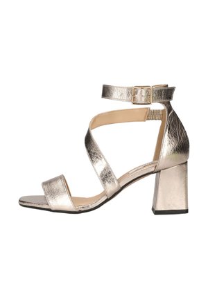 Metalen gouden sandaal met open teen, bandjes, blokhak en enkelbandje met gouden gesp sluiting.