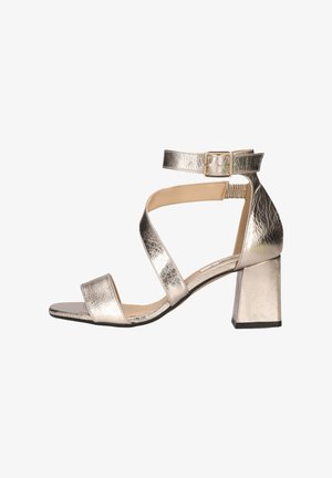 Metalen gouden sandaal met open teen, bandjes, blokhak en enkelbandje met gouden gesp sluiting.
