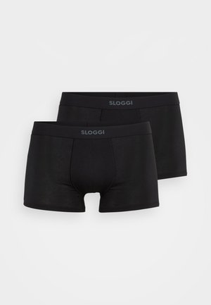 Schwarze Boxershorts aus glattem Stoff, mit einer konturierten Tasche und einem weichen, markierten Bündchen. Zwei Paare sind von vorne gezeigt.