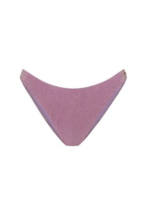 Lila metallisch strukturierter Bikinihöschen mit hohem Beinausschnitt und minimaler Bedeckung auf weißem Hintergrund.