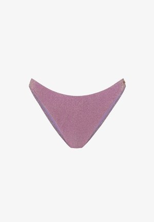 Lila metallisch strukturierter Bikinihöschen mit hohem Beinausschnitt und minimaler Bedeckung auf weißem Hintergrund.