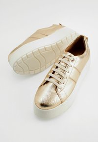 Next FOREVER COMFORT CHUNKY   - Matalavartiset tennarit - gold