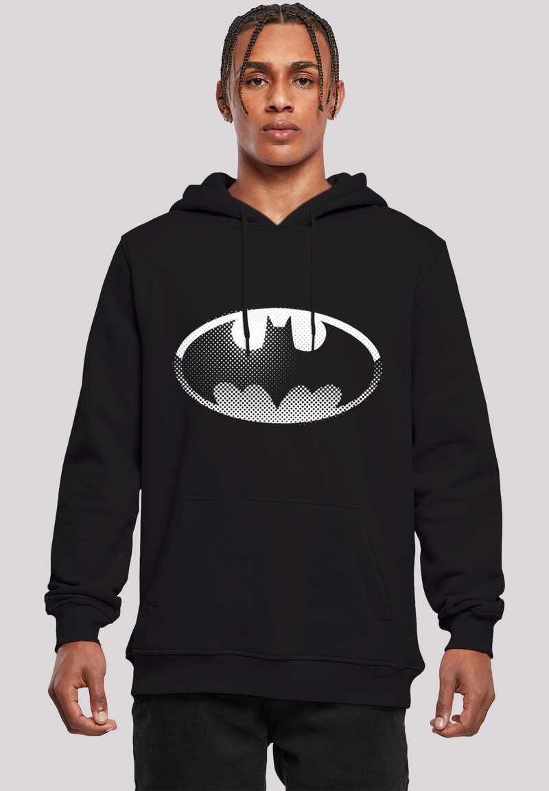 Čierna mikina vyrobená z jemnej látky s veľkým bielym logom Batmana. Mikina má predné vrecko a šnúrky na kapucni.