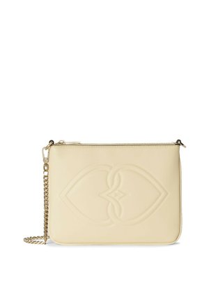 Clutch in pelle crema con design embossé, forma rettangolare, tracolla in catena dorata, chiusura con zip superiore. Texture liscia, dettagli hardware minimi.