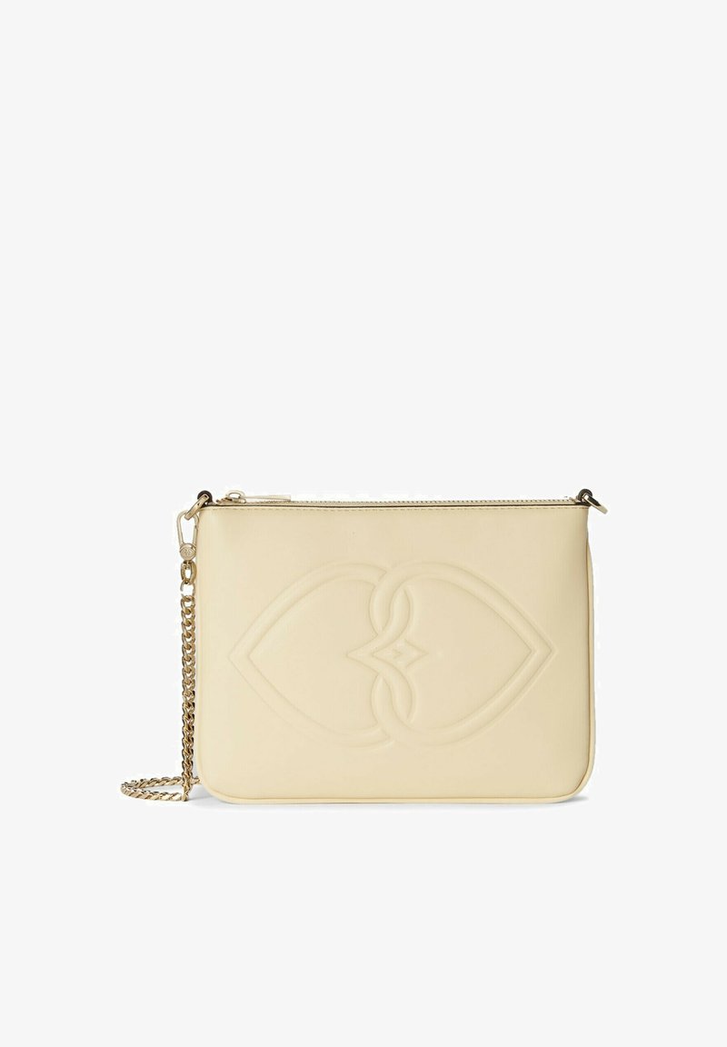 Pochette en cuir crème avec design embossé, forme rectangulaire, bandoulière en chaîne dorée, fermeture à glissière en haut. Texture lisse, détails matériels minimalistes.