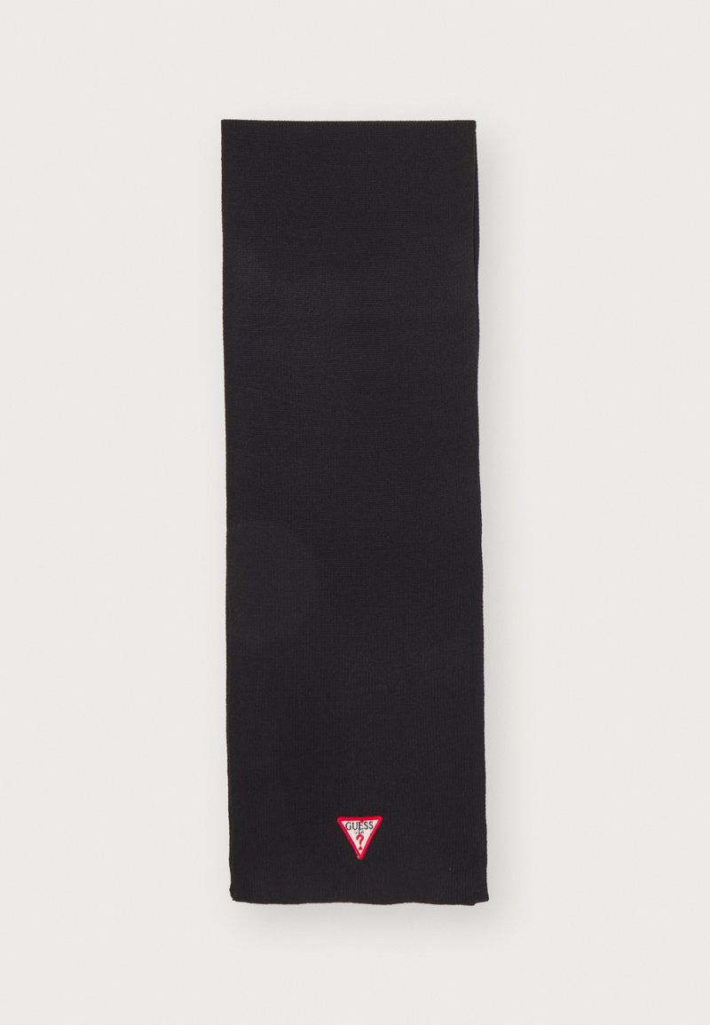 Sciarpa nera lavorata a maglia con un piccolo logo triangolare rosso con la scritta "GUESS" a un'estremità. Texture liscia e forma rettangolare.
