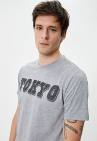 Koton SHORT SLEEVE - T-shirts print - grey