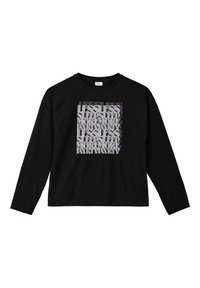 Schwarzes Longsleeve-T-Shirt mit einem glänzenden Grafikdruck, der überlappende Texte in Grautönen zeigt, zentriert auf der Vorderseite.