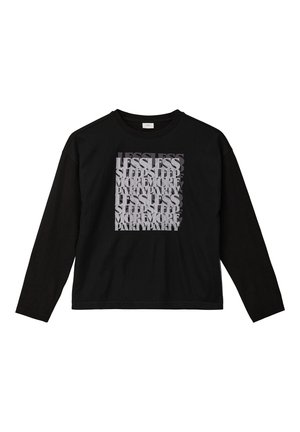 Schwarzes Longsleeve-T-Shirt mit einem glänzenden Grafikdruck, der überlappende Texte in Grautönen zeigt, zentriert auf der Vorderseite.