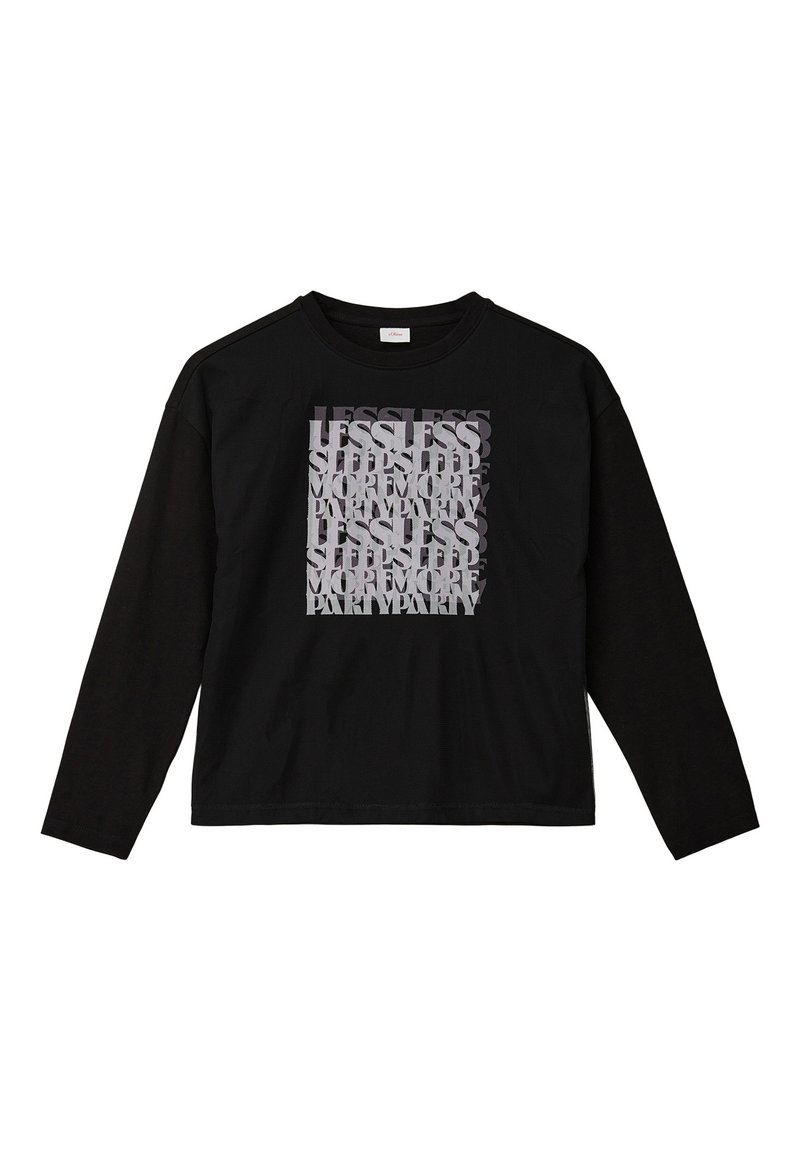 Schwarzes Longsleeve-T-Shirt mit einem glänzenden Grafikdruck, der überlappende Texte in Grautönen zeigt, zentriert auf der Vorderseite.