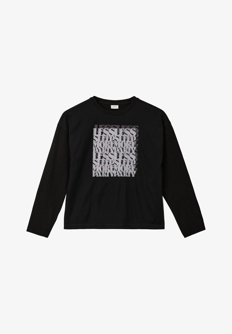 Schwarzes Longsleeve-T-Shirt mit einem glänzenden Grafikdruck, der überlappende Texte in Grautönen zeigt, zentriert auf der Vorderseite.