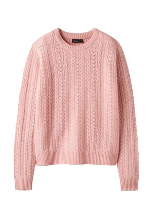 Pull rose clair en tricot texturé avec des motifs en maille torsadée. Il présente un col rond et des poignets et un ourlet côtelés.