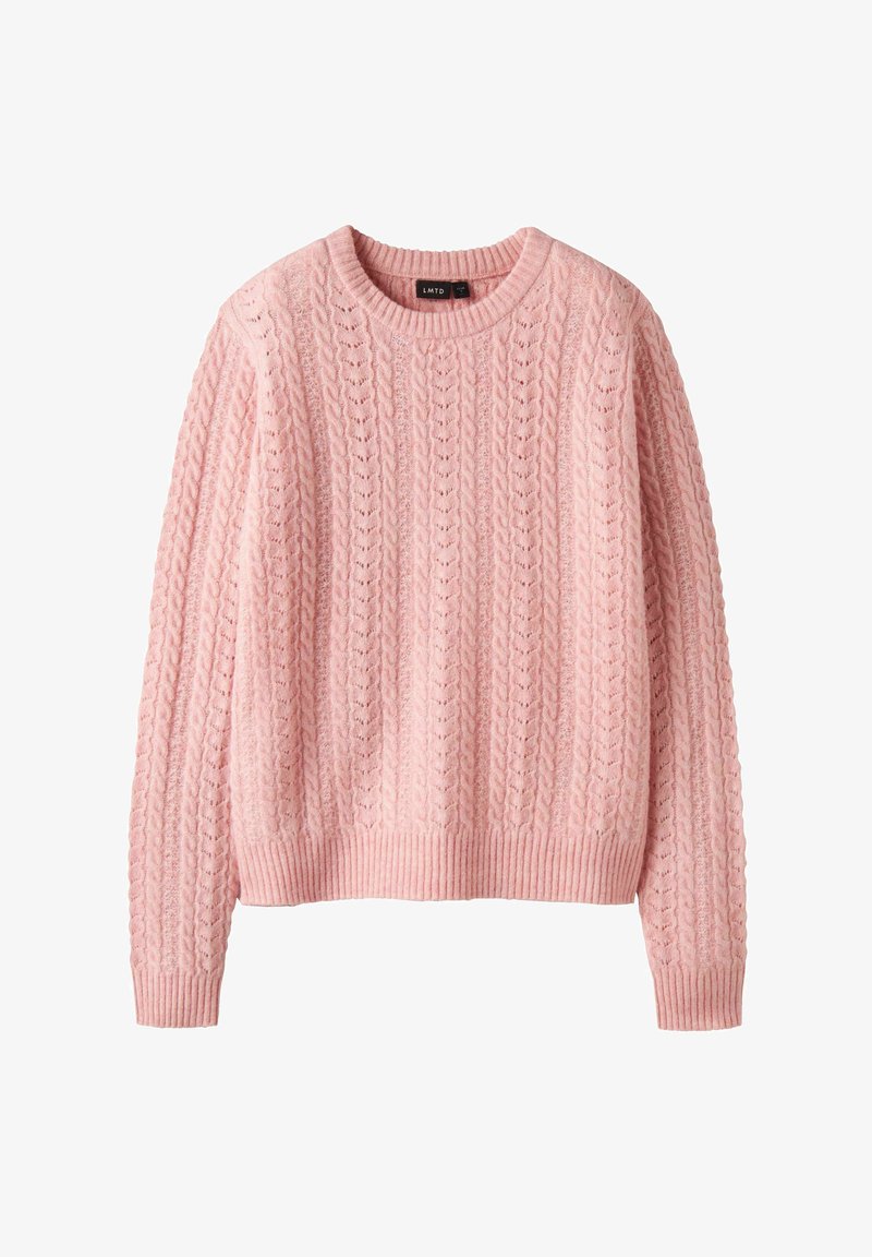 Pulover roz deschis din tricot texturat cu modele de cablu. Are un guler rotund și manșete și tiv dintr-un material ribbat.