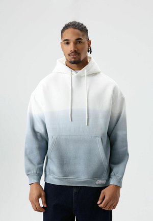 Capuchontrui met een verloopontwerp dat wit mengt naar lichtblauw. Voorzien van een voorzak en trekkoordsluitingen. Zachte stoftextuur.