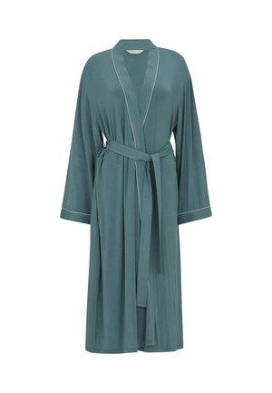 Miękki, długi szlafrok w kolorze miękko zielonkawym z białym obszyciem na krawędziach, szerokim kołnierzem i dopasowanym paskiem w talii, zaprezentowany na białym tle.