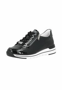 Černá lesklá teniska se šněrováním vpředu, bočním zipem, bílým vnitřkem a bílou podrážkou s černými proužky.