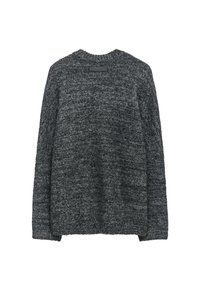 Ciemnoszary sweter dzianinowy z okrągłym dekoltem, długimi rękawami i fakturowanym materiałem. Bez widocznych zapięć ani wzorów.