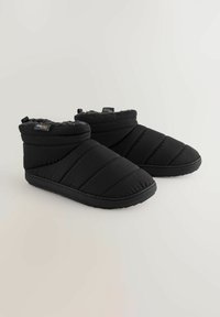 Bocanci izolați negri, cu un design matlasat, din material texturat, cu vârful rotund și talpă din cauciuc pentru aderență. Captușiti cu blăniță moale sintetica.