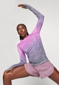 ASICS SEAMLESS LS TOP - Langærmet T-shirt - bold magenta/blue expanse