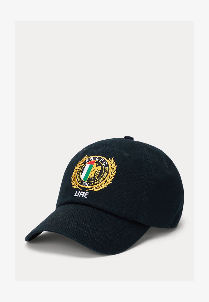 Cappellino da baseball in cotone nero con un patch ricamato circolare che presenta una corona dorata, la bandiera italiana e il testo "P.R.F.C. 24 UAE".