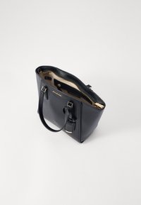 Sac fourre-tout en cuir noir avec une forme structurée, quincaillerie dorée, doubles poignées et fermeture éclair. L'intérieur présente une doublure beige avec des poches.
