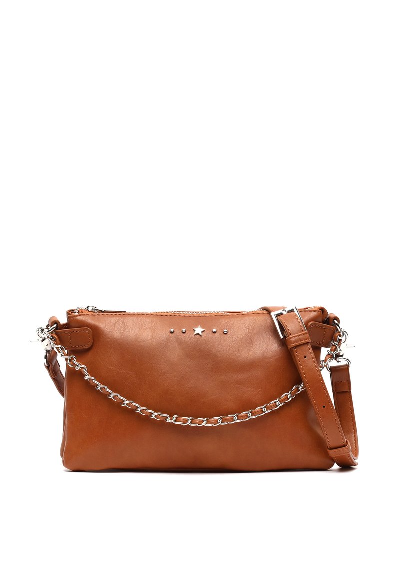 Hnedá kožená crossbody taška so strieborným reťazovým popruhom, zipsovým uzáverom a dekoratívnymi akcentmi v tvare hviezd a cvočkov na prednej strane. Kompaktný a obdĺžnikový tvar.