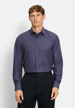 Langärmliges, knöpfbares Hemd in tiefem Lila mit einem kleinen geometrischen Muster, aus glattem Stoff gefertigt, mit einem klassischen Kragen und taillierter Passform.
