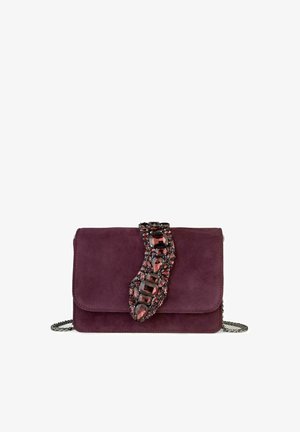 Lila Wildleder-Handtasche mit Klappverschluss, verziert mit roten und schwarzen Steinen auf der Vorderseite. Mit Ketten-Schulterriemen.