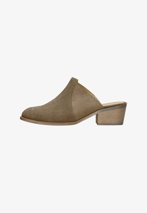 Bruine suède mule met gesloten ronde neus en lage houten blokhak.