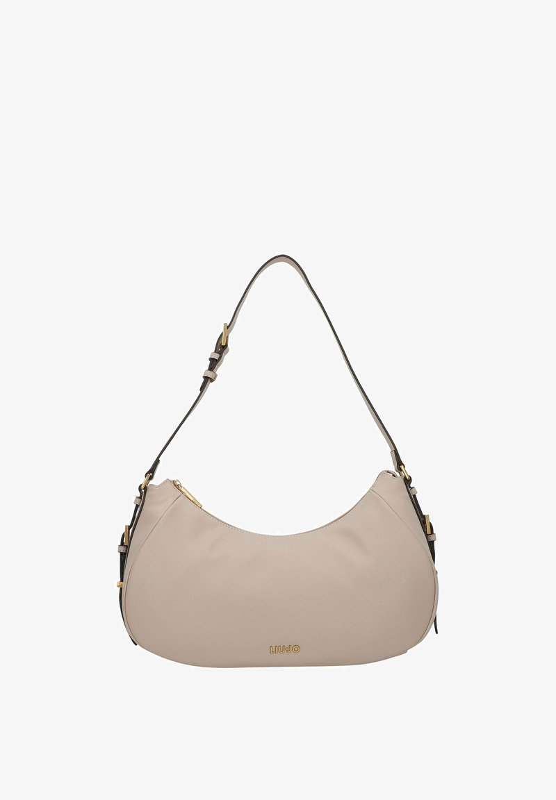 Bolso bandolera de cuero beige con forma curva, una correa ajustable, detalles de herrajes dorados y cierre de cremallera. Detalle de logotipo en la parte frontal.
