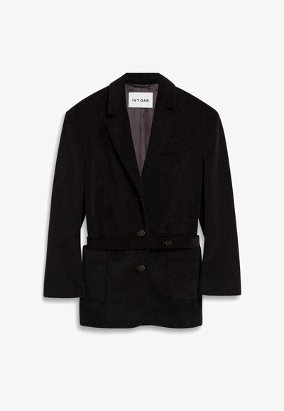 Melno korduroja žakets ar piegulīgu piegriezumu, diviem pogām, jostu viduklī un priekšējām kabatām. Odere kontrastējošā krāsā.