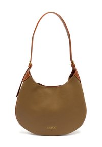 Borsa a spalla in pelle marrone a forma curva, con tracolla beige e dettagli in metallo dorato. Logo dorato sul fronte.