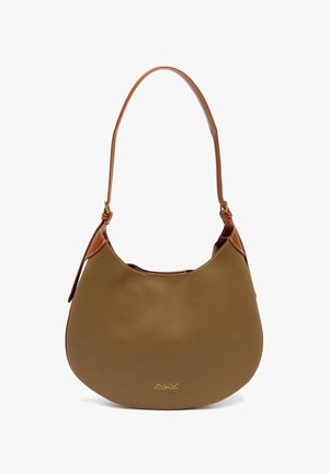 Braune, genarbte Leder-Schultertasche mit geschwungener Form, hellbraunem Schultergurt und goldenen Hardware-Details. Goldenes Logo auf der Vorderseite.