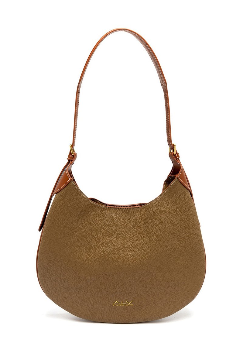 Borsa a spalla in pelle marrone a forma curva, con tracolla beige e dettagli in metallo dorato. Logo dorato sul fronte.