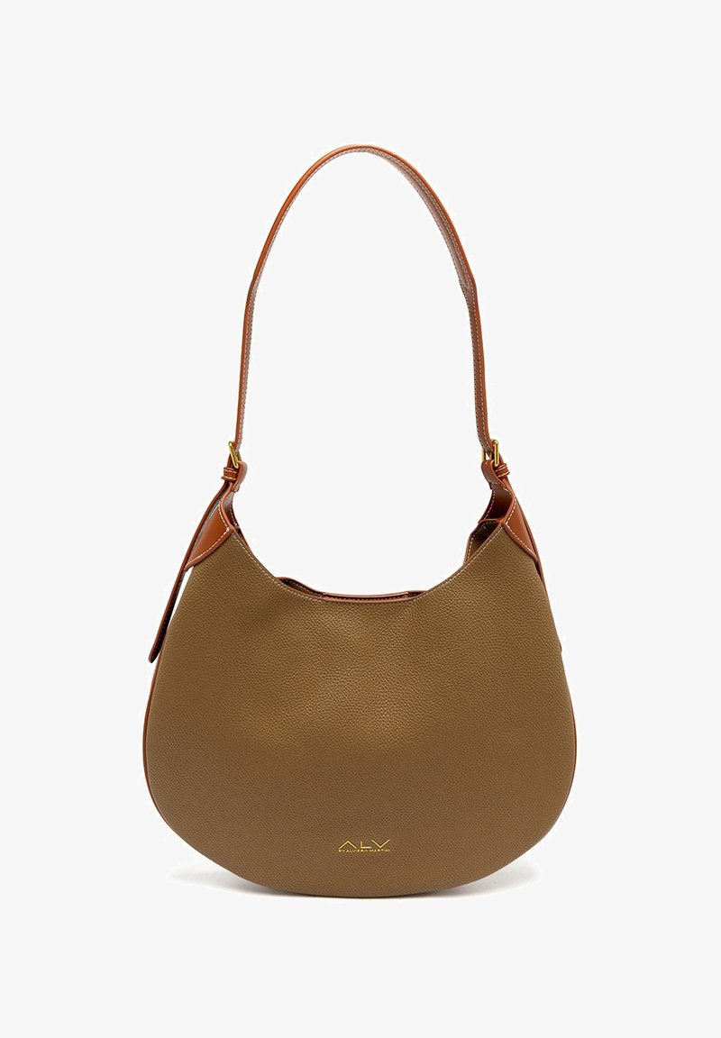 Bruine leren schoudertas met een gebogen vorm, tan schouderband en gouden hardwaredetails. Gouden logo aan de voorkant.