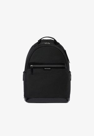 Czarny plecak o zaokrąglonym kształcie, z teksturowanej tkaniny, z przednią kieszenią na zamek i błyszczącymi akcentami u podstawy i na zamku. Posiada regulowane szelki.