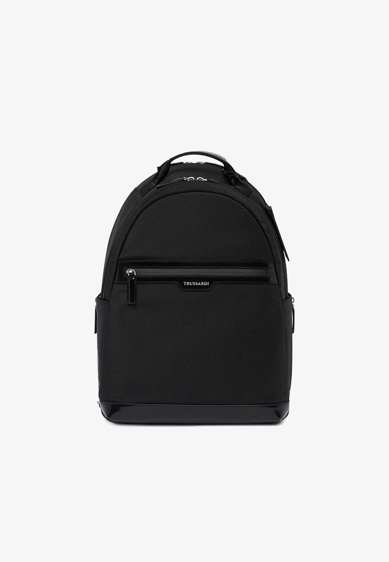Zwarte rugzak met een afgeronde vorm, textuurstof, een voorvak met rits en glanzende accenten aan de basis en de rits. Beschikt over verstelbare schouderbanden.