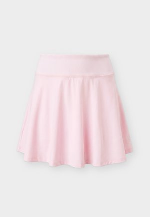 Svetloružová, rozšírená sukňa po kolená so širokým rebrovaným pásom, prezentovaná na jednofarebnom bielom pozadí.