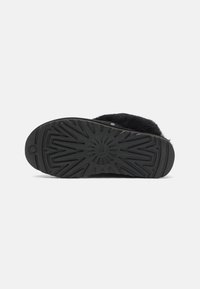 UGG Pantuflas - black