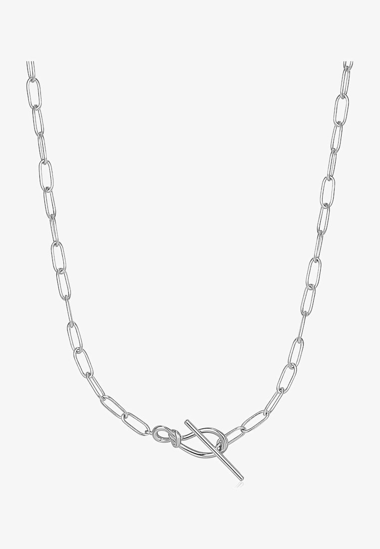 Sølv kæde med forlængede led og en toggle lukning. Designet er minimalistisk med en glat tekstur og poleret finish.