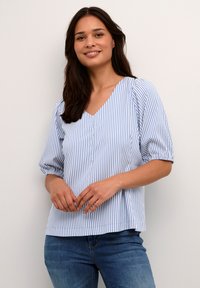 Kék és fehér csíkos felső V-nyakkal, rövid puffos ujjal és laza szabással. Könnyű anyagból készült, sima tapintású.