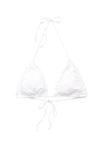 Biely trojuholníkový bikiny top s kvetinovou výšivkou, s nastaviteľnými viazaniami na krku a na chrbte, hladká textúra a zhromaždené okraje pre lepšie padnutie.